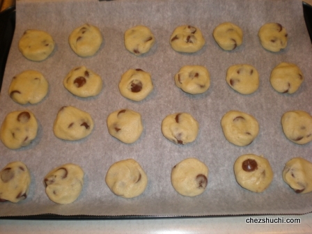 cookies arrangen in the tray